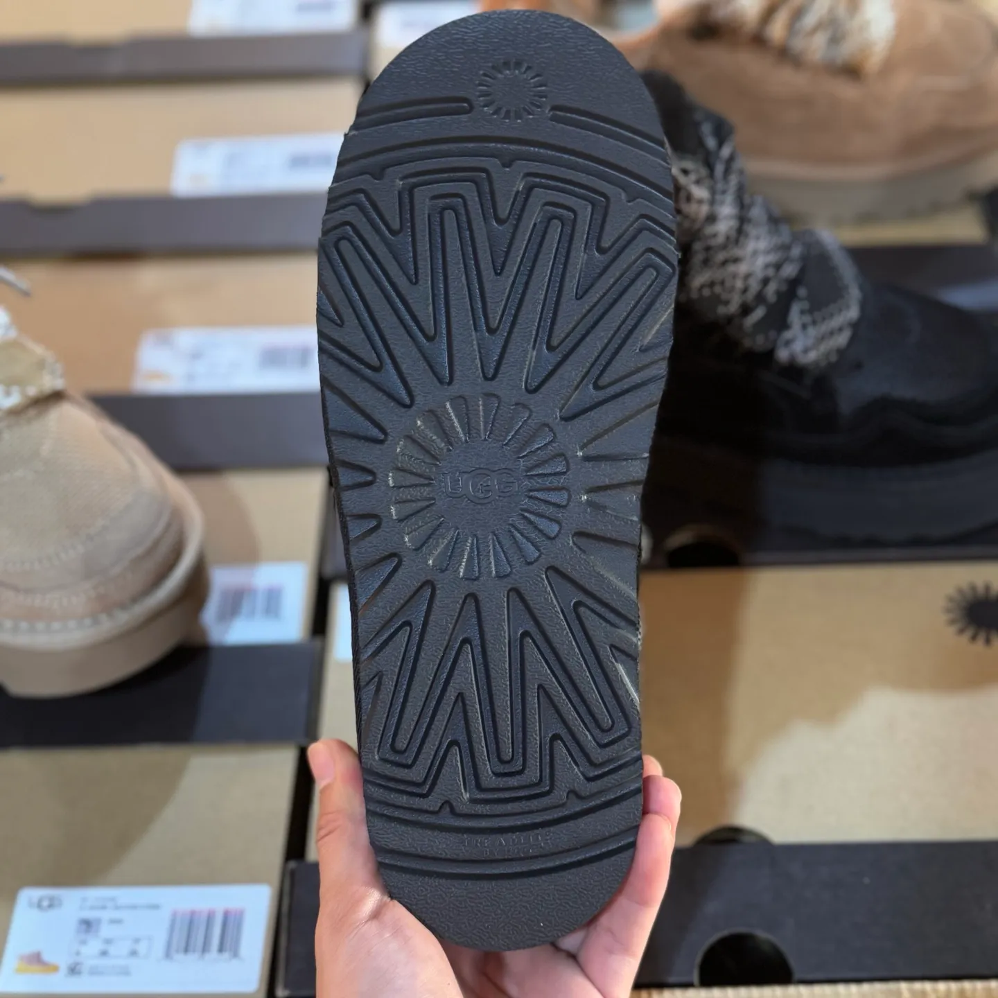 Local 💰600 Settlement in store 250 OEM grade 4032 Mel series Top workmanship level Super stable version ✔️ Good looks and texture online Suede leather + low-key logo look retro Classic two-color shoelaces can be worn as one shoe or two ✔️ So comfortable that you want to weld your feet on it Super light material + 5cm thick sole No tired feet after heightening Wool insoles are warm and breathable No stress on commuting and shopping all day long ✔️ I love the details: wide shoelaces for photos, sizes 34-40 are suitable for various foot types, slight stains can be wiped clean with a damp cloth, and the loose feeling in early autumn depends entirely on it. You can close your eyes and avoid stepping on thunder! 👟